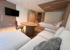 Studio mit Indoor Pool und Garten-Renovierung Mai 2024